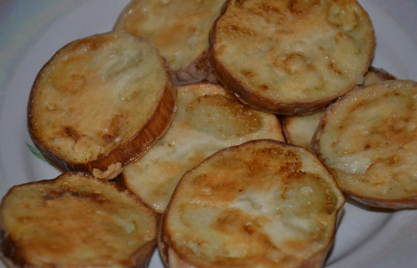 1. Этап. Баклажан по-гречески: 2. Затем промываем их - и обжарим на растительном масле с двух сторон.