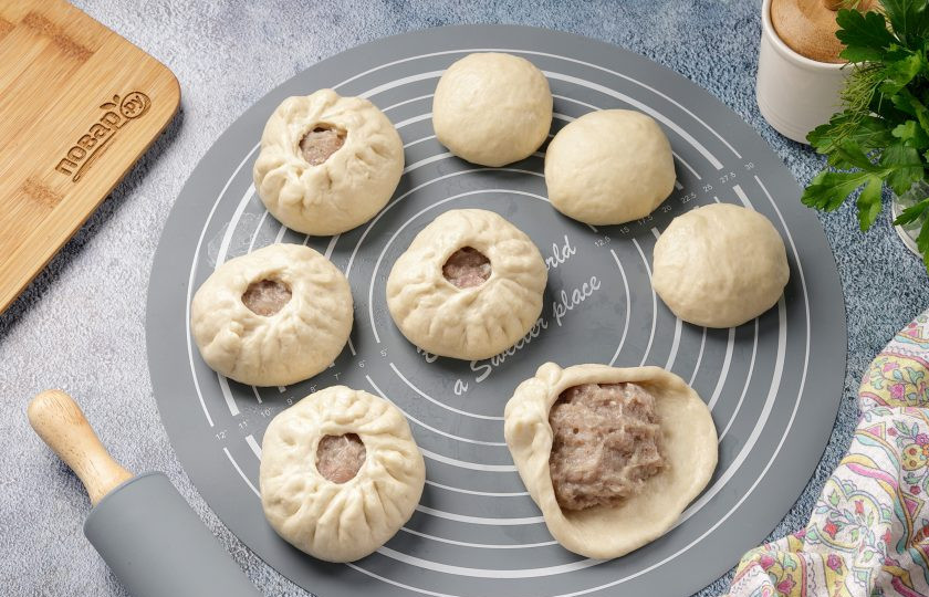 1. Этап. Дрожжевые беляши на воде: Сформируйте беляши, собирая края теста в складки, в центре оставьте отверстие.