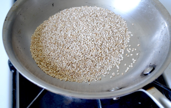 1. Этап. Гамадари: 1. На сухой сковороде подсушите немного семена кунжута, помешивая.