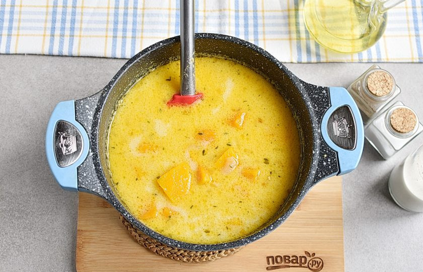 1. Этап. Тыквенный суп-пюре со сливками: Удалите тимьян, влейте сливки, поперчите, перемешайте и отключите нагрев.