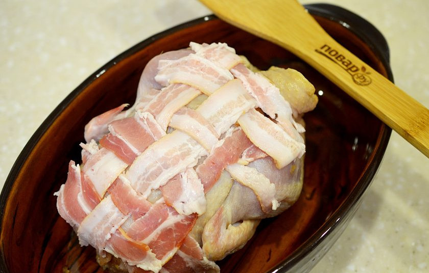 1. Этап. Курица, запеченная в беконе: 8. Выложите курицу в жаропрочную форму и запекайте в разогретой до 180 градусов духовке 30 минут.