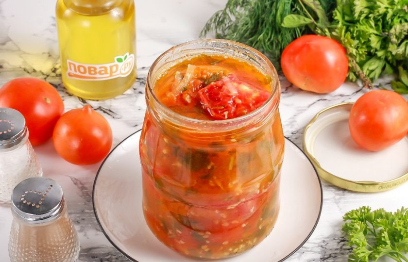 1. Этап. Помидоры Тещин язык на зиму: Ошпарьте банки и крышки кипятком, выложите в них приготовленный салат.
