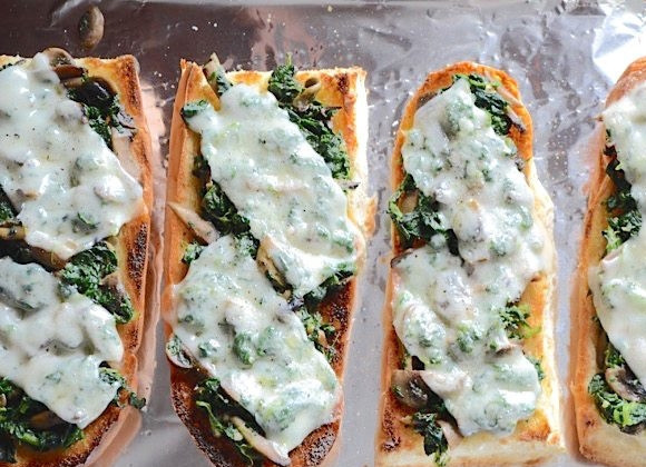 1. Этап. Бутерброды в духовке с грибами и шпинатом: 5. Отправьте бутерброды снова в духовку, чтобы расплавился сыр (5-10 минут).