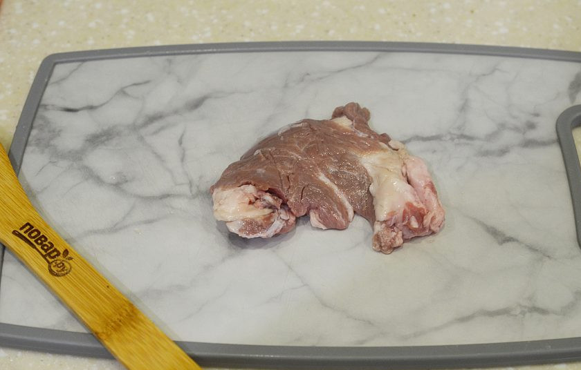 1. Этап. Свинина, запеченная с черносливом: 1. Мясо нарежьте на плоские кусочки и слегка отбейте.