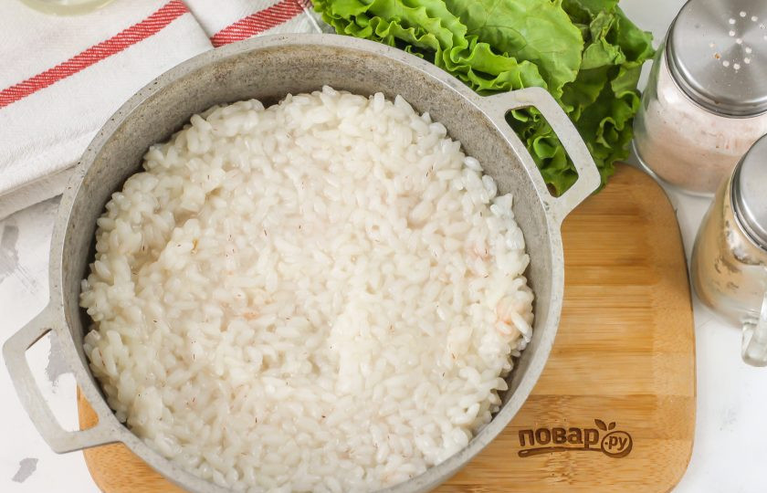 1. Этап. Рис с мидиями в сливочном соусе: Промойте рис в нескольких водах, пока жидкость не останется прозрачной. Высыпьте его в казан, добавьте пару щепоток соли, влейте горячую воду и отварите крупу примерно 12-15 минут до готовности. Оставьте кашу под крышкой для пропаривания.