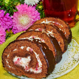 Бисквитный рулет с творогом и ягодами