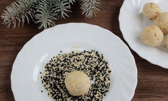 1. Этап. Закуска Ёлочные шары: Из получившейся массы сформируйте шарики размером чуть больше грецкого ореха, обваляйте в смеси белого и черного кунжута.