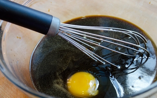 1. Этап. Имбирный хлеб: 3. Тщательно перемешайте массу, добавьте яйцо и ещё раз перемешайте.