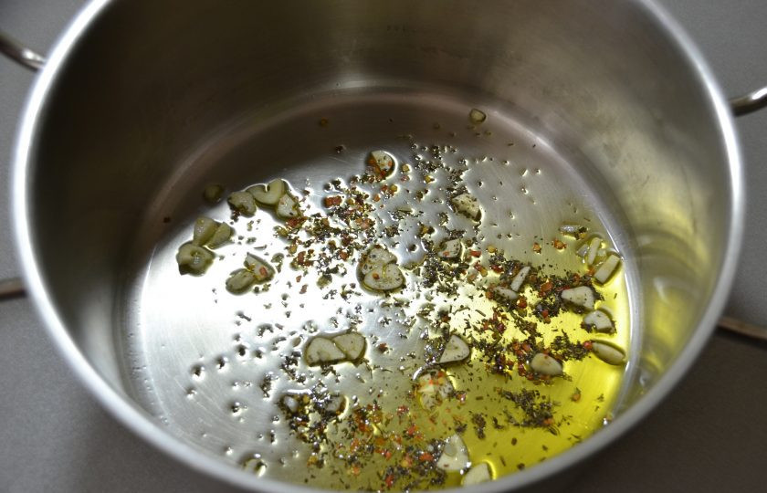 1. Этап. Зуппа ди пеше: Добавьте розмарин и острый перец пеперончини.