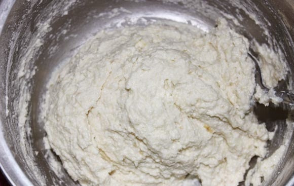 1. Этап. Творожно-банановое печенье: 3. Перемешайте и небольшими порциями подсыпайте муку. Главное не переусердствовать. Должна получиться масса, из которой легко лепить.