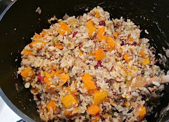 1. Этап. Салат с рисом: 6. Перемешиваю содержимое казана с оливковым маслом, перекладываю в миску. Подаю салат уже остывшим.