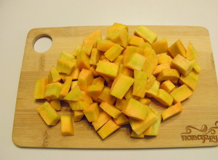 1. Этап. Салат из тыквы на зиму: Тыкву вымойте и обсушите, снимите кожуру, удалите волокнистый внутренний край с семенами. Порежьте тыкву кусочками небольшого размера.