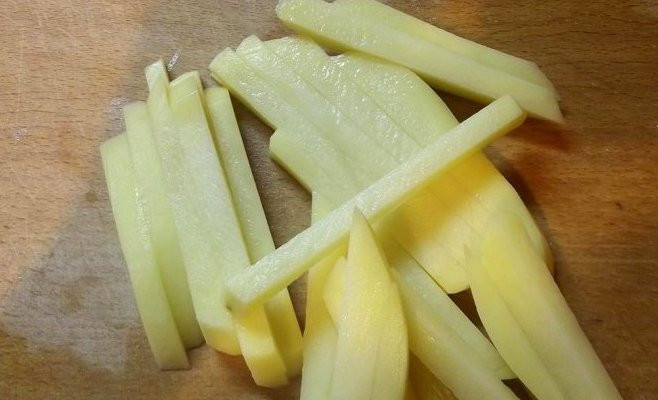 1. Этап. Шаурма с овощами: Для начала нам необходимо отварить куриное филе в слегка подсоленной воде до полной готовности. Картофель нарезаем брусками и обжариваем на сковороде с растительным маслом, его так же нужно немного посолить.