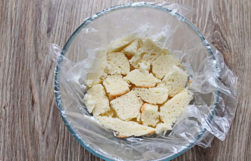 1. Этап. Торт без выпечки из батона: Снова выложите слой из кусочков батона.