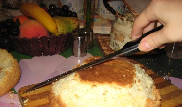 1. Этап. Торт Феи: 4. Жить сказочные феи будут на грибочке. Основа для него уже есть, осталось сделать шляпку. Для этого нужно испечь бисквит и как следует его остудить. Затем придать ему форму полусферы (для ориентира можно взять стеклянный салатник).