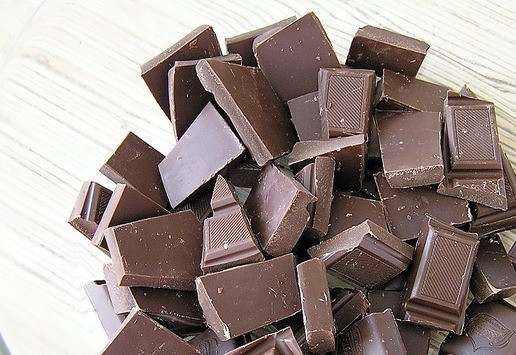 1. Этап. Трюфели с шампанским: Шоколад поломайте на кусочки (одна плитка у меня была с дроблеными орехами), растопите на водяной бане.