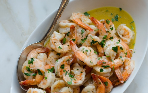 1. Этап. Креветки в масле: 3. Подавайте креветки с растопленным маслом и нарезанной петрушкой. Сбрызните морепродукты соком. Приятного аппетита!