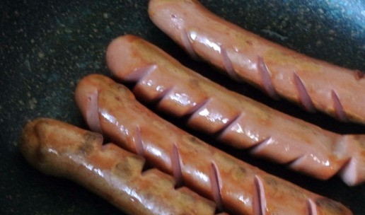 1. Этап. Хот-доги с сырным соусом: Баварские сосиски слегка надрезать ножом, чтобы они не лопнули при жарке. Быстро обжарить на сковороде на сильном огне.