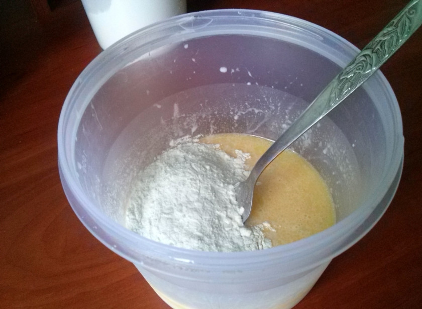 1. Этап. Ляваш: 4. Небольшими порциями начинаем подмешивать муку. Сперва перемешиваем ложкой, а когда тесто станет более эластичным, начинаем замешивать руками.