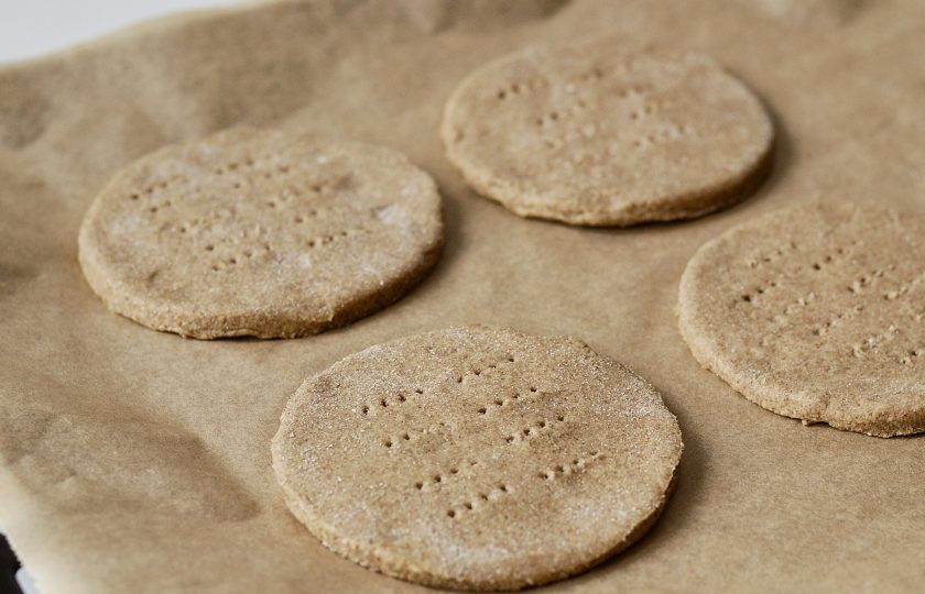 1. Этап. Финские ржаные лепешки: Присыпьте стол мукой. Затем раскатайте тесто в пласт толщиной 1 см. Вырежьте из него круги. Наколите каждый вилкой. Выпекайте лепешки 15-20 минут при температуре 220 градусов.