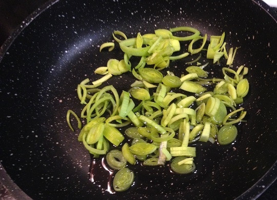 1. Этап. Каннелони из лука-порея: 4. Оставшуюся внутреннюю часть мелко нарежем и обжарим до мягкости с ложкой оливкового масла.