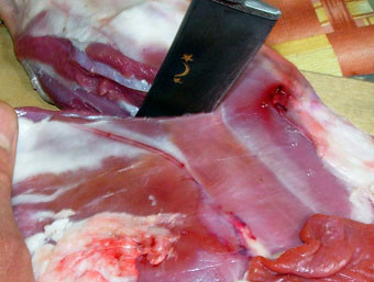 1. Этап. Люля-кебаб из баранины: Итак. Берем баранью ляжку. Срезаем с неё мякоть.