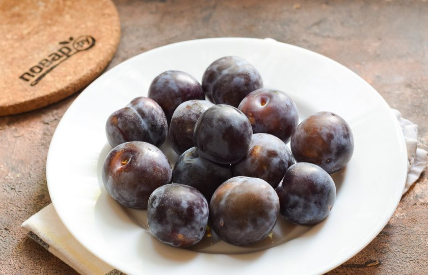 1. Этап. Пюре из сливы для грудничка на зиму: Подготовьте сливы.