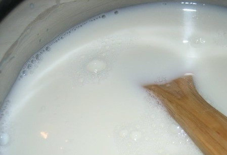 1. Этап. Торт на сковороде с творогом: Теперь вам необходимо приготовить заварной крем, которым вы будете смазывать коржи. Для этого налейте в кастрюльку 400 миллилитров молока, поставьте его на плиту. Добавьте к молоку два стакана сахарного песка.