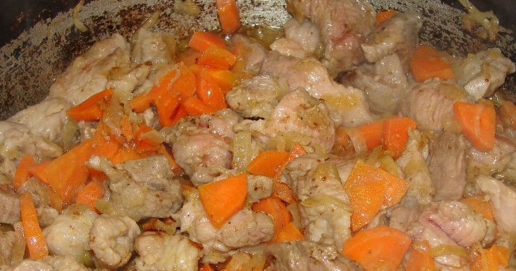 1. Этап. Свинина с картофелем: Затем на сковороду выкладываем кусочки мяса, солим, перчим и обжариваем все вместе еще минут 10.