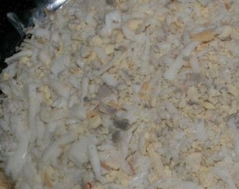 1. Этап. Салат Розовый фламинго: Поверх сыра - слой натертых на терке вареных яиц.