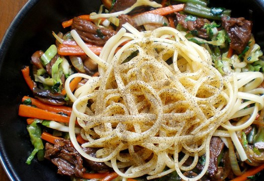 1. Этап. Лапша удон с говядиной: 3. Лапшу отвариваем, как указано на упаковке. И когда смесь со сковородки уже будет готова - добавим к ней лапшу. Солим и перчим по вкусу.