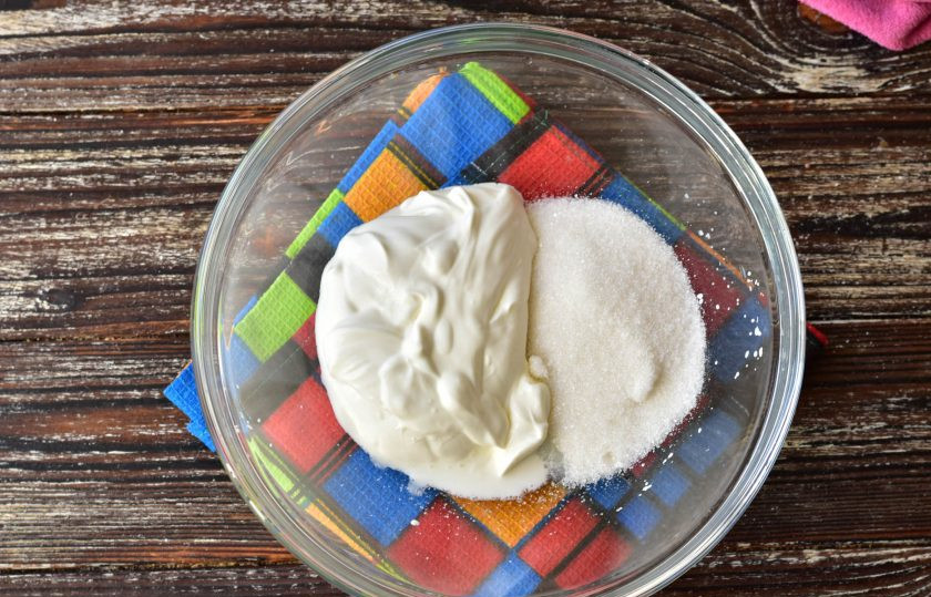 1. Этап. Шоколадный торт с апельсиновым кремом: В миску выложите сметану и 65 грамм сахара.