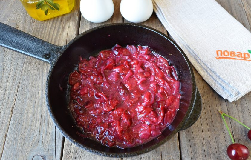 1. Этап. Филе индейки под вишневым соусом: Тушите соус до загустевания, это может занять примерно 10 минут.