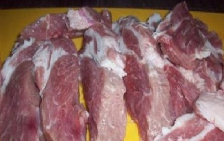 1. Этап. Сочные отбивные: для приготовления сочных отбивных большое значение имеет мясо. Для отбивных лучше выбирать самые нежные части - вырезку или шею. Нарежьте ее на куски толщиной примерно 2 сантиметра и весом около 150 граммов.