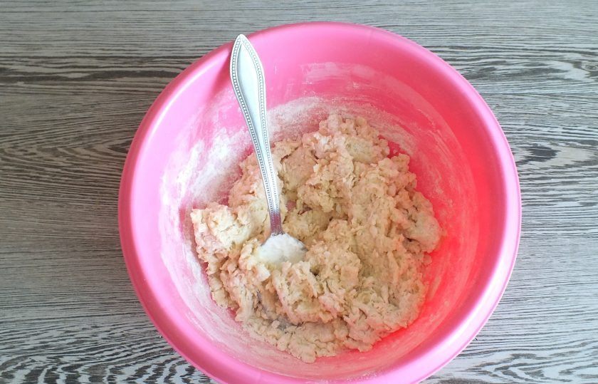 1. Этап. Пышки с яблоками: Начните замешивать тесто помощью ложки. Как только оно начнет собираться в комочки, месите руками.