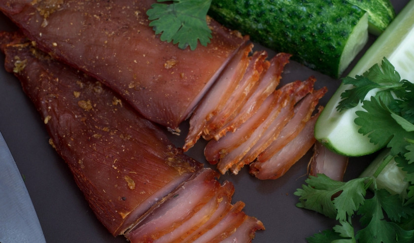 1. Этап. Бастурма из курицы: Готовую бастурму из курицы тоненько нарезаем перед подачей. Наслаждаемся отличной закуской. Приятного аппетита!