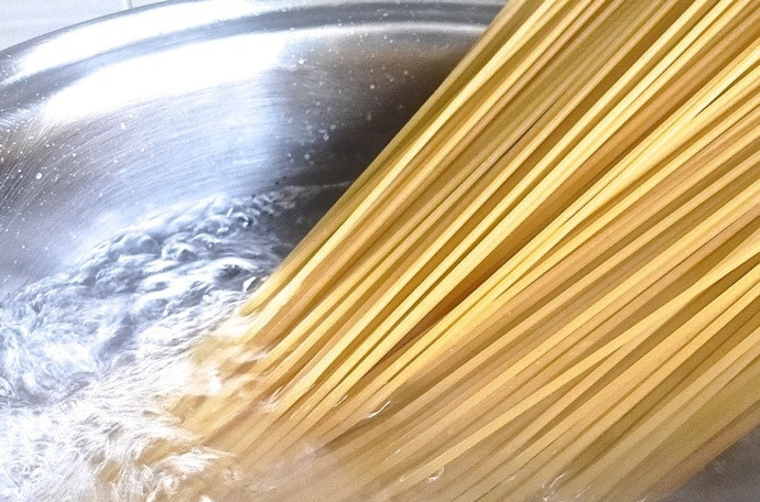 1. Этап. Спагетти с чесноком и петрушкой: 2. Выложите в воду спагетти и варите их на слабом огне около 7-10 минут.