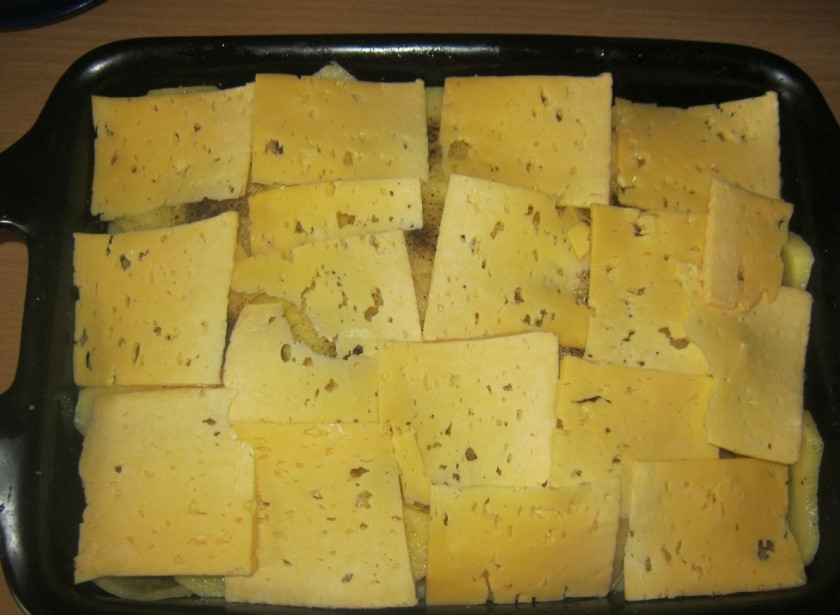 1. Этап. Картошка с мясом и сыром в духовке: 6. Сыр лучше не натирать, а выложить пластами.