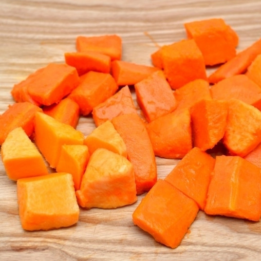 1. Этап. Тыквенный соус к макаронам: Тыкву чистим и нарезаем на крупные кубики. Отвариваем до мягкости в кипящей воде.