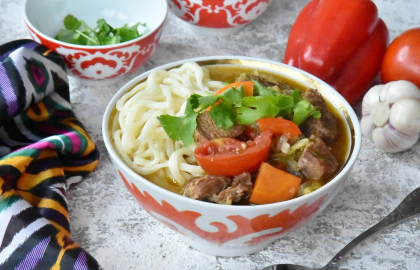 1. Этап. Ваджа для лагмана: Перед подачей отварите лапшу для лагмана. В глубокие пиалы выложите лапшу и залейте ваджой, чтобы в пиале была и гуща и бульон.