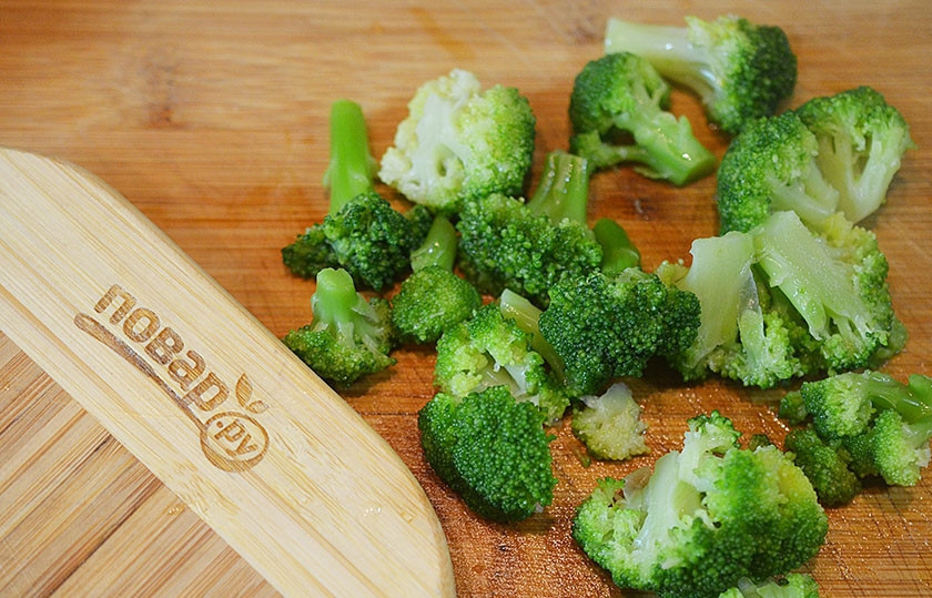 1. Этап. Фриттата с брокколи и сладким перцем: 3. Брокколи разберите на некрупные соцветия.