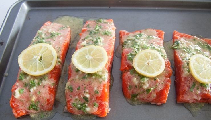 1. Этап. Запеченный лосось с чесноком и горчицей: На каждый кусочек рыбы выкладываем ломтик лимона.
