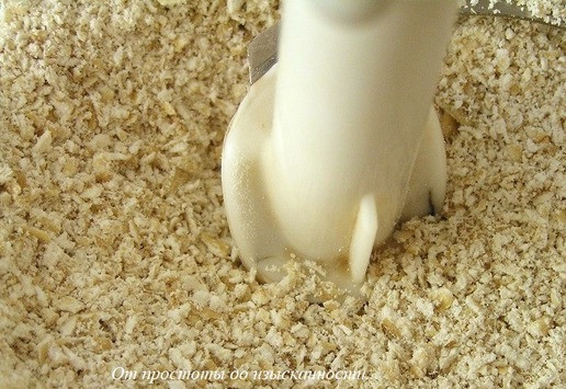 1. Этап. Мусс из лосося со шпинатом: А пока отмерьте хлопья, измельчите в блендере или кофемолке.