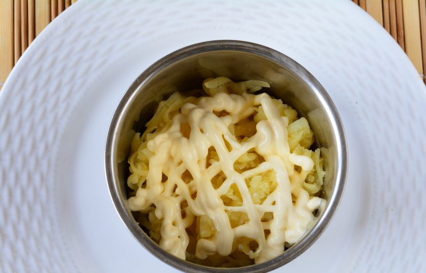 1. Этап. Селедка под шубой по ГОСТу: Натрите на терке отварной картофель, посолите и полейте майонезом.