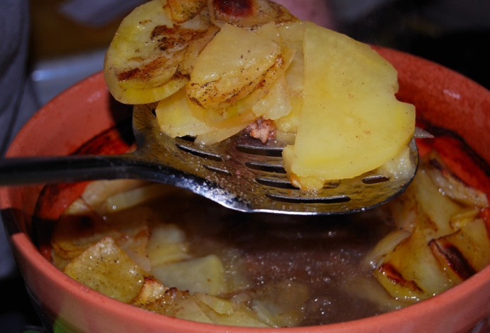 1. Этап. Конина в духовке: Аккуратно достаньте картошку, не разломав, выложите её на блюдо. Бульон, что образовался, разлейте по пиалам.