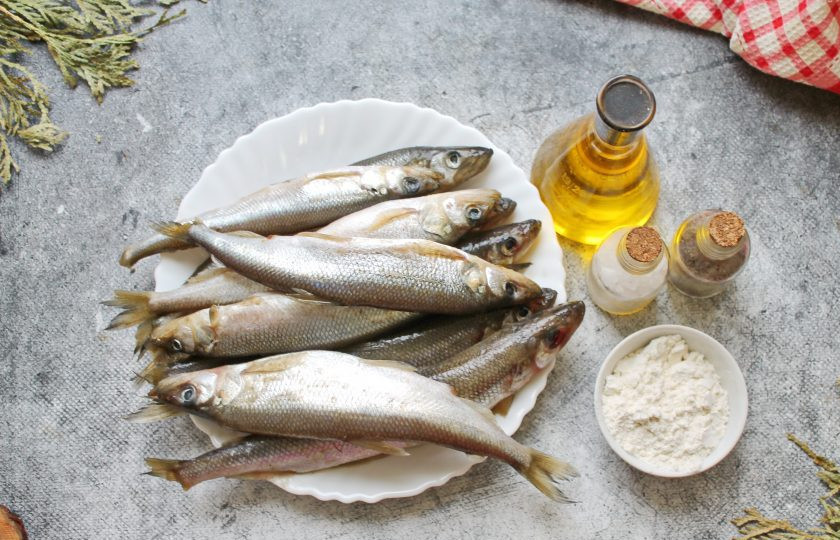 1. Этап. Жареная корюшка Питерская весна: Подготовьте все необходимые ингредиенты для приготовления жареной корюшки 