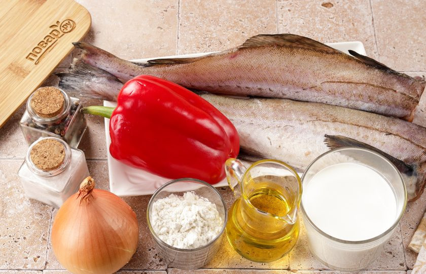 1. Этап. Минтай тушёный с перцем: Подготовьте все ингредиенты по списку.