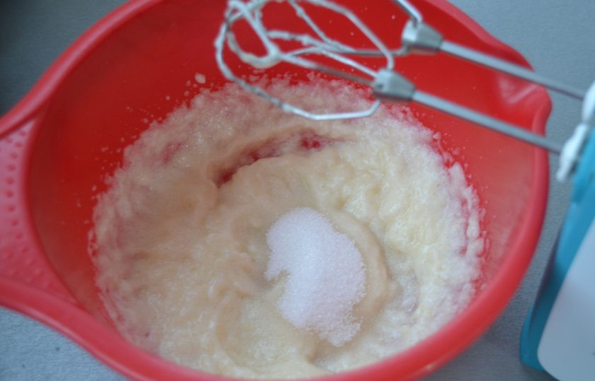 1. Этап. Мятный зефир: Частями всыпьте 200 грамм сахара, продолжая взбивать до пышной массы.