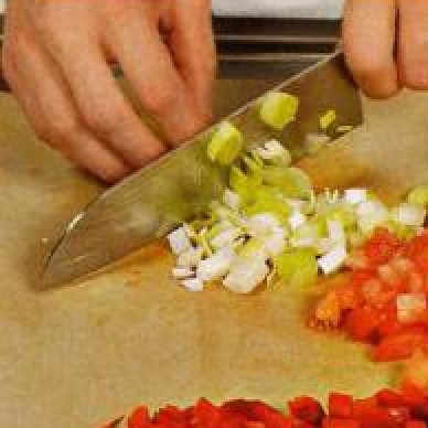 1. Этап. Жареные гребешки с рисом: Лук порей, помидор и сладкий перец вымыть, из перца вырезать сердцевину. Порезать все овощи небольшими кубикам, затем растопить в сковороде половину сливочного масла. Нарезанные овощи обжарить в течении 5 мин.