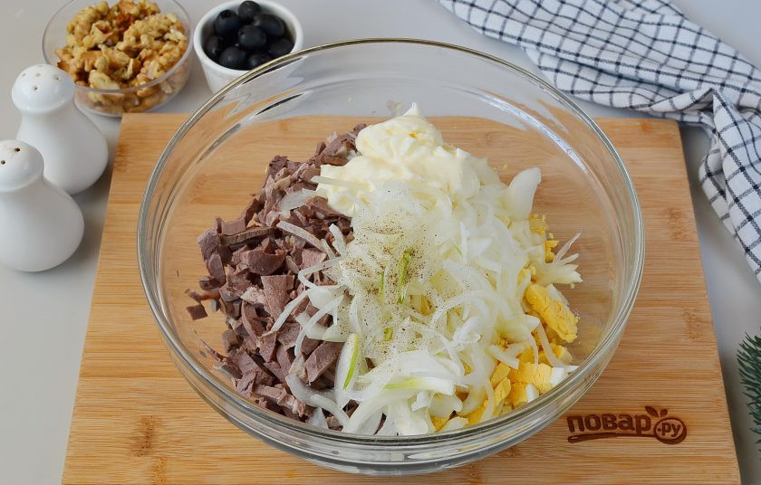 1. Этап. Салат Лапа тигра: В большой салатник выложите ингредиенты для салата: сердечки, яйца, маринованный лук (я лук промыла после маринования холодной водой и отжала руками, чтобы салат могли кушать и дети). Заправьте салат майонезом, посолите и поперчите по вкусу.